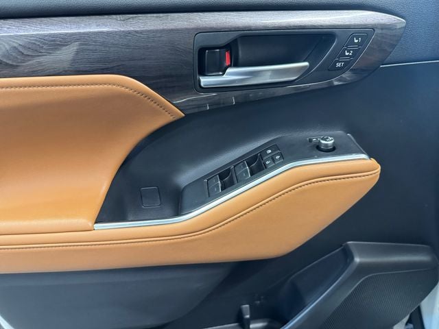 2023 Toyota Highlander Hybrid Platinum