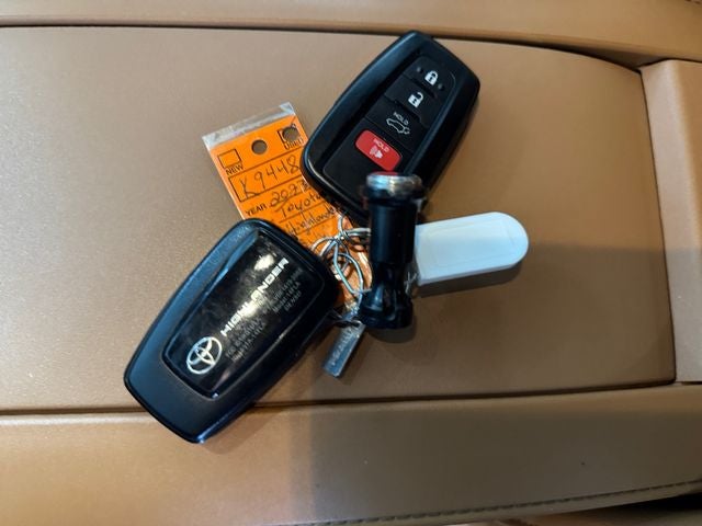 2023 Toyota Highlander Hybrid Platinum