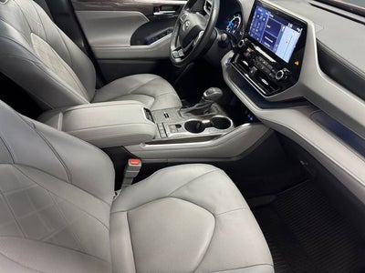 2022 Toyota Highlander Hybrid Platinum