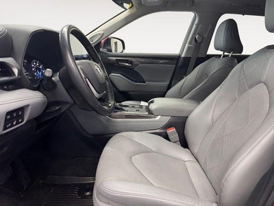 2022 Toyota Highlander Hybrid Platinum