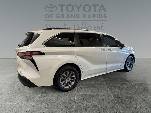 2021 Toyota Sienna XLE 8 Passenger