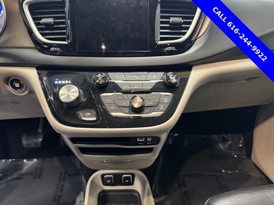 2017 Chrysler Pacifica Touring L 3.6 Liter V6 7 Passenger 3rd Row Seating