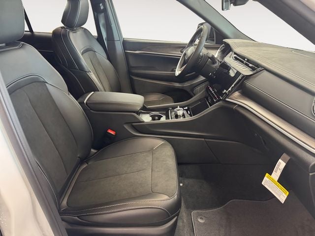 2027 Jeep Grand Cherokee Laredo Altitude