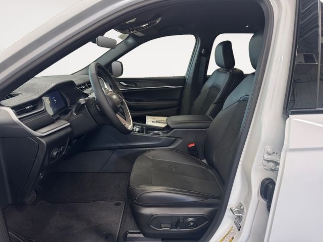 2027 Jeep Grand Cherokee Laredo Altitude