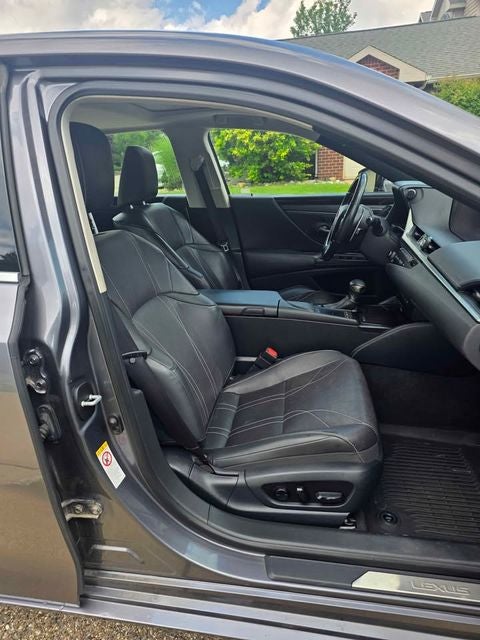 2019 Lexus ES 300h 300h Luxury 2.5 Liter FWD