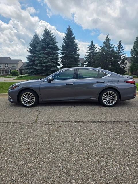 2019 Lexus ES 300h 300h Luxury 2.5 Liter FWD